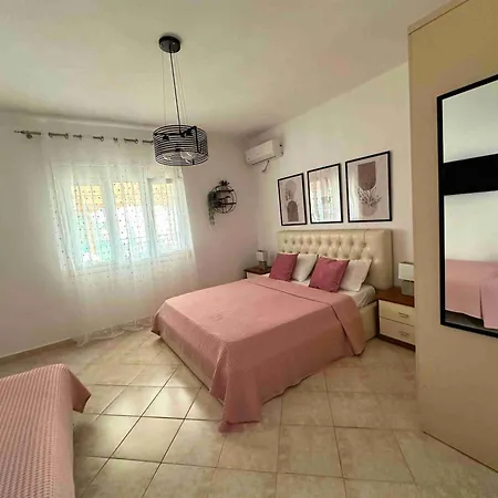 Guest house Dreamades House *